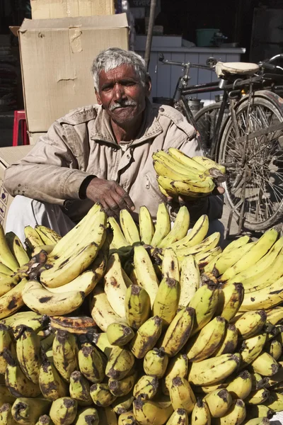 Fruit street seller at the Uttar Pradesh market — Stock Photo, Image