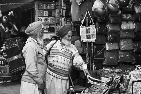 Indiske menn på Uttar Pradesh-markedet – stockfoto