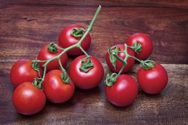 Tahta masadaki İtalyan domatesleri