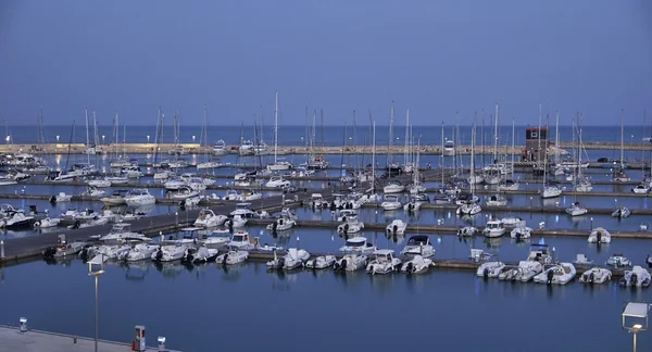 Luxusní jachty v marina — Stock fotografie