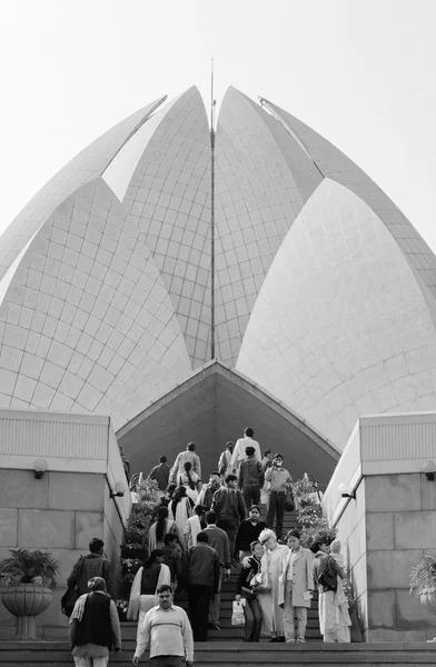 Pessoas que visitam o Templo de Lótus na Índia — Fotografia de Stock