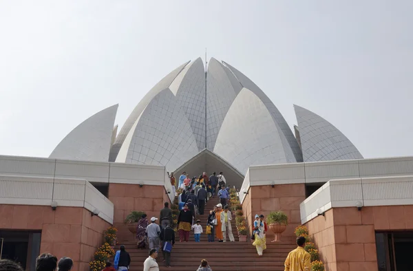 People visiting the Lotus Temple in India — Stock Photo, Image