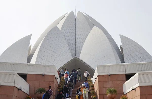 Osób odwiedzających Lotus Temple w Indiach — Zdjęcie stockowe