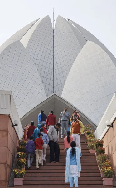 Lidé navštěvující Lotus Temple v Indii — Stock fotografie