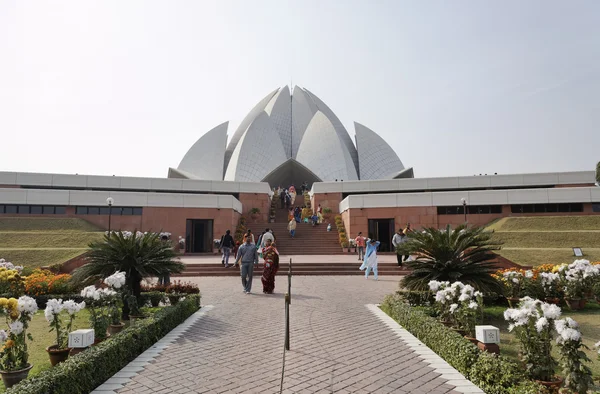 Pessoas que visitam o Templo de Lótus na Índia — Fotografia de Stock