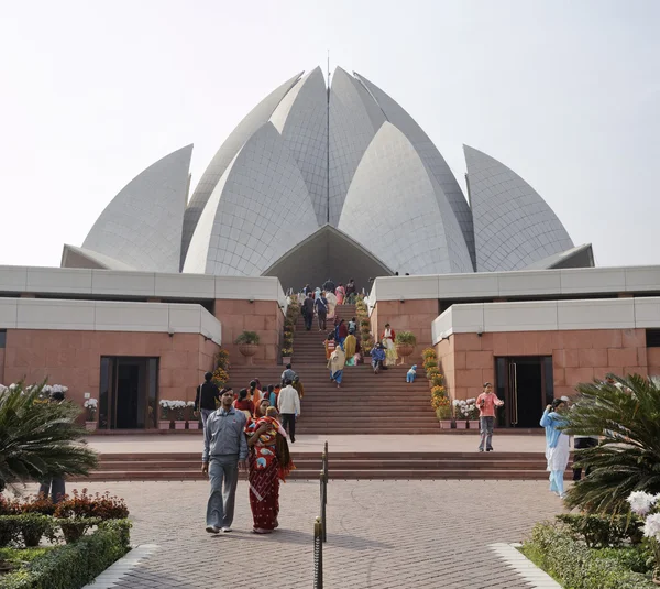 Lidé navštěvující Lotus Temple v Indii — Stock fotografie
