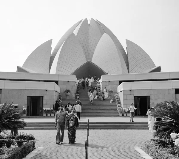 People visiting the Lotus Temple in India — Stock Photo, Image