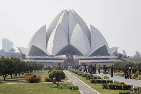 People visiting the Lotus Temple in India — Stock Photo, Image