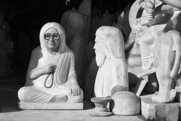 Statue religiose in vendita in un mercato locale — Foto Stock