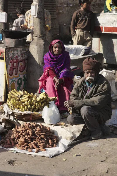 Уличные торговцы на рынке Уттар-Прадеш — стоковое фото