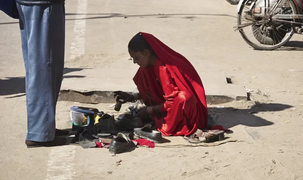 Hindistan'da sokak ayakkabı temizleyici — Stok fotoğraf