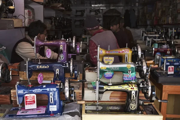 Швейные машины для продажи в местном магазине — стоковое фото