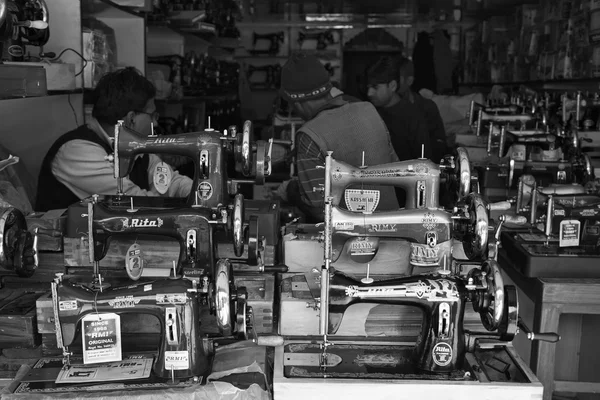 Sewing machines for sale in a local market — Stock Photo, Image