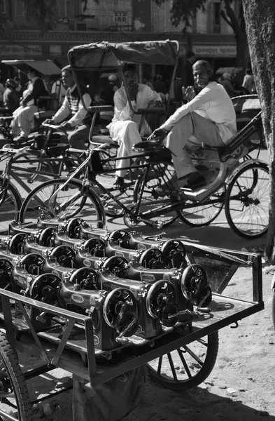 Nähmaschinen zum Verkauf auf einem lokalen Markt — Stockfoto