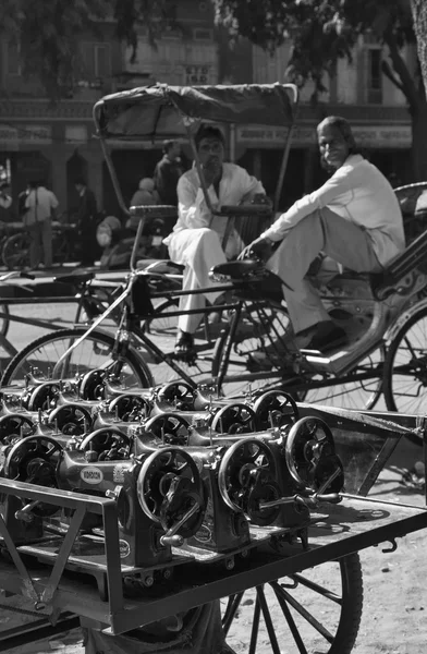 Máquinas de costura para venda em um mercado local — Fotografia de Stock