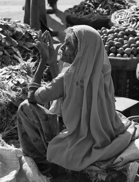 Donna indiana in un mercato alimentare — Foto Stock