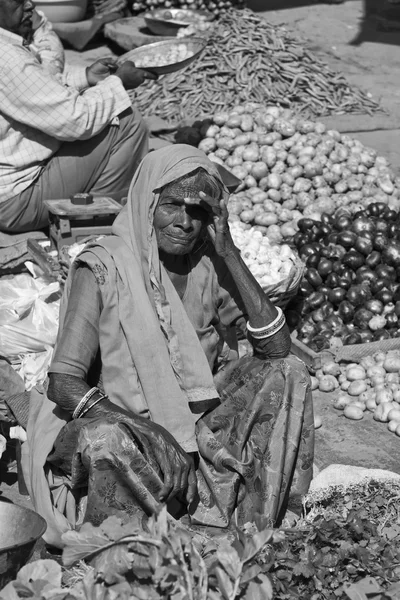 Mulher indiana em um mercado de alimentos — Fotografia de Stock