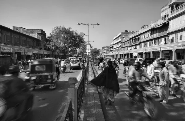 Circulation dans une rue centrale à Jaipur — Photo