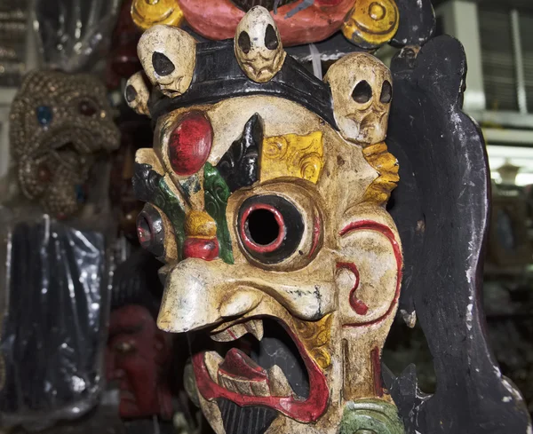Máscara de madera india a la venta en una tienda local — Foto de Stock