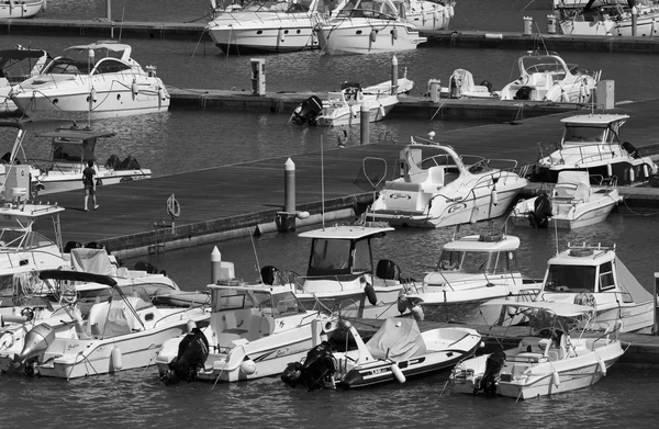 Barcos e iates de luxo na marina — Fotografia de Stock