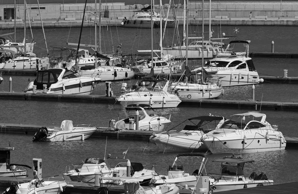 Yachts de luxe dans la marina — Photo