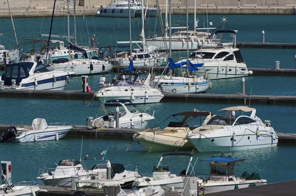 Iates de luxo na marina — Fotografia de Stock