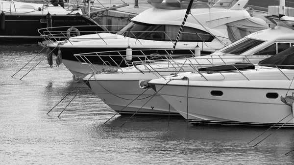 Yachts de luxe dans la marina — Photo