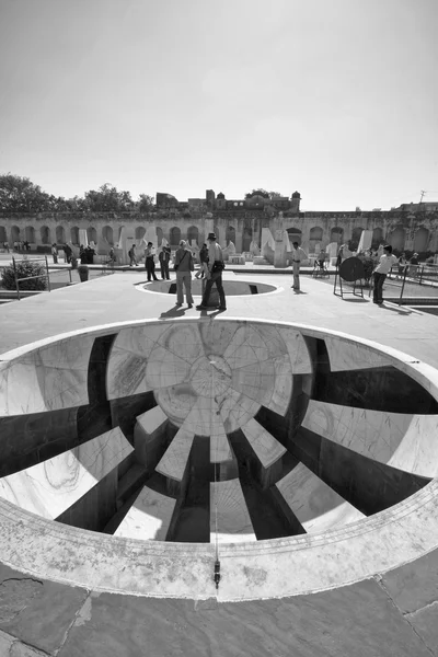 Mensen bij het astronomische observatorium in jaipur — Stockfoto