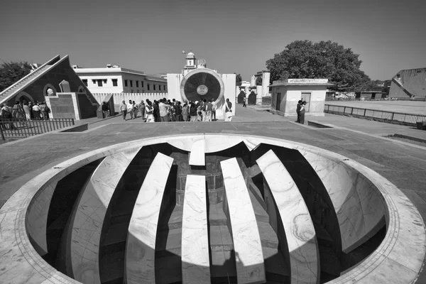 People at the Astronomical Observatory in Jaipur — Stock Photo, Image