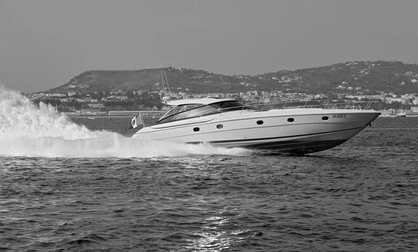 Lyx yacht i havet — Stockfoto