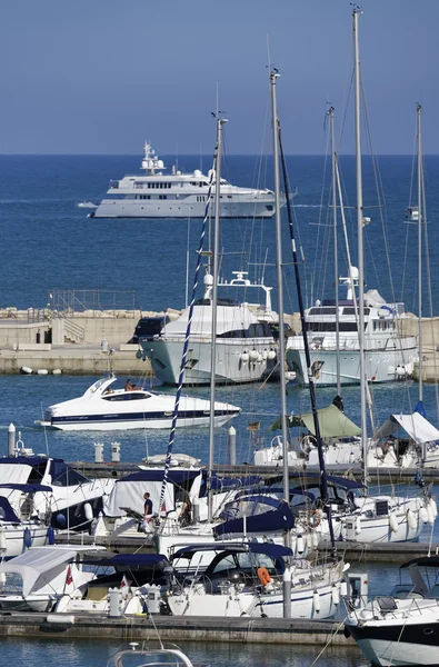 Luxury yachts in the marina — Stock Photo, Image