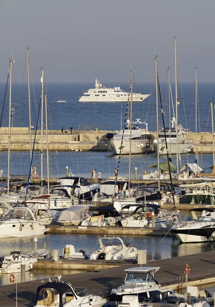 Luxus jacht a kikötőben — Stock Fotó