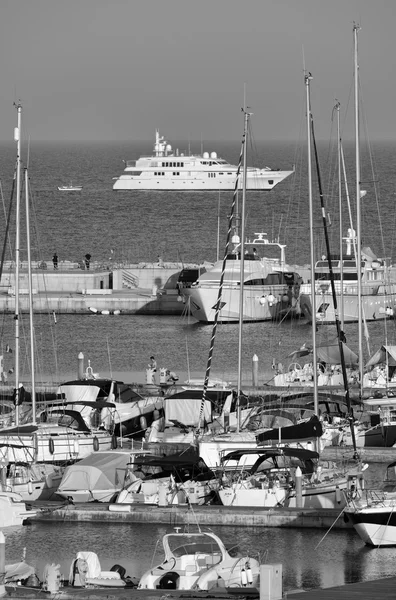 Yachts de luxe dans la marina — Photo