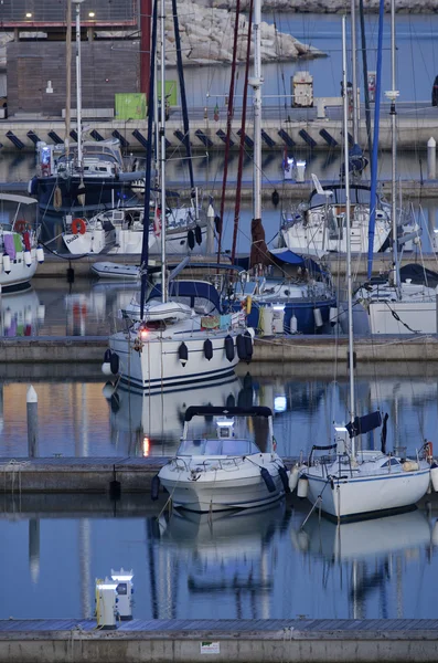 Lyxbåtar i hamnen — Stockfoto