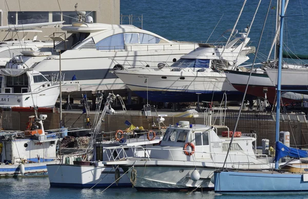 Halászhajók és a luxus jacht a kikötőben — Stock Fotó