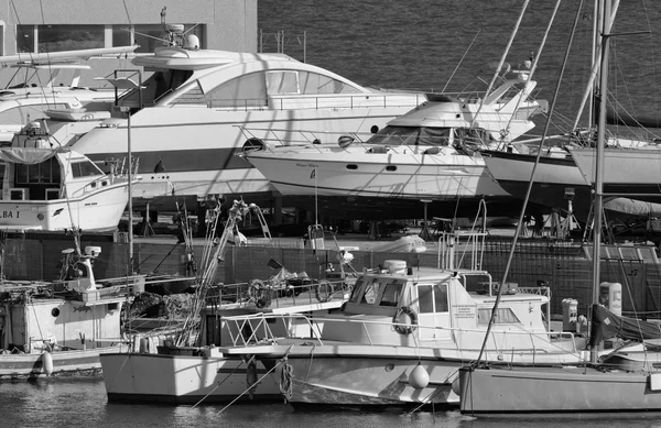 Barcos de pesca e iates de luxo na marina — Fotografia de Stock