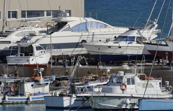 Yates de lujo en la marina — Foto de Stock