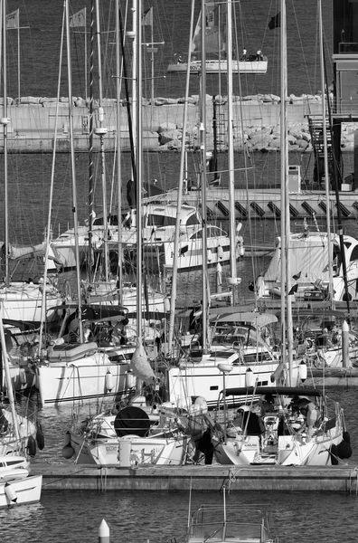 Yachts de luxe dans la marina — Photo