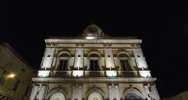 Fachada do Palácio de Busacca à noite na Itália — Fotografia de Stock