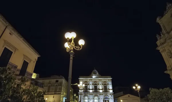Palazzo Busacca facciata di notte in Italia — Foto Stock