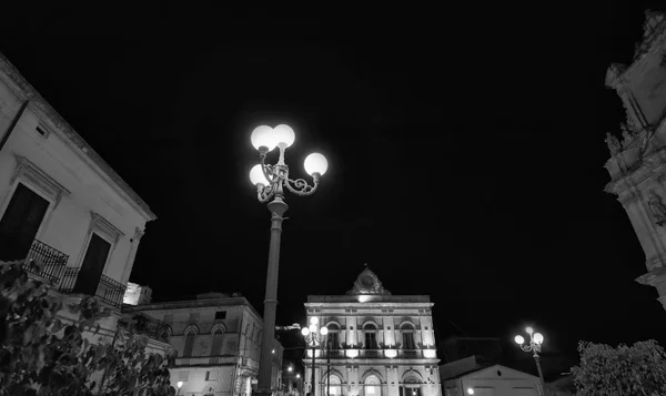 Busacca palastfassade bei nacht in italien — Stockfoto