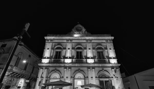 Fachada do Palácio de Busacca à noite na Itália — Fotografia de Stock