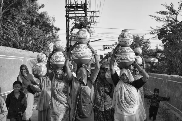 Femmes indiennes amenant de la nourriture à un mariage — Photo