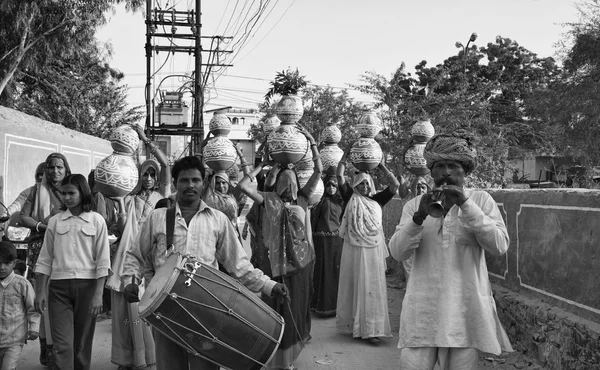 Mujeres indias llevando comida a una boda —  Fotos de Stock