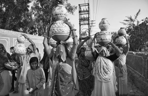 Mulheres indianas levando comida para um casamento — Fotografia de Stock