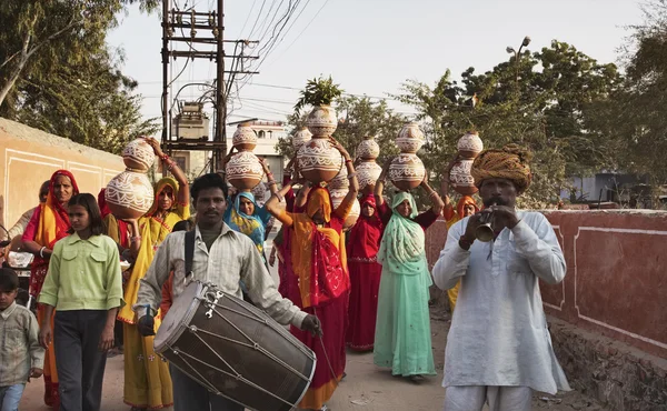 Femmes indiennes amenant de la nourriture à un mariage — Photo
