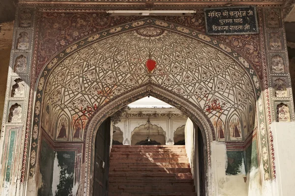 Ινδουιστικό ναό κοντά σε παλαιότερες Palace στην Ινδία — Φωτογραφία Αρχείου