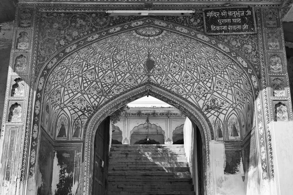 Templo Hindú cerca del Palacio Sisodia en la India — Foto de Stock