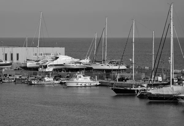 Luxusyachten im Yachthafen — Stockfoto