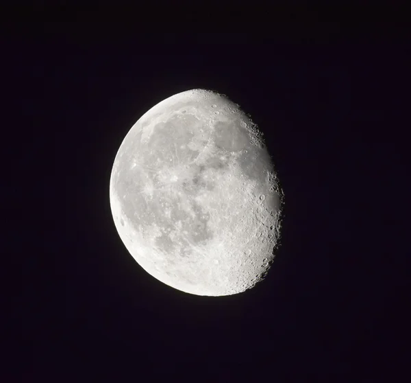 Waning moon in night sky — Stockfoto